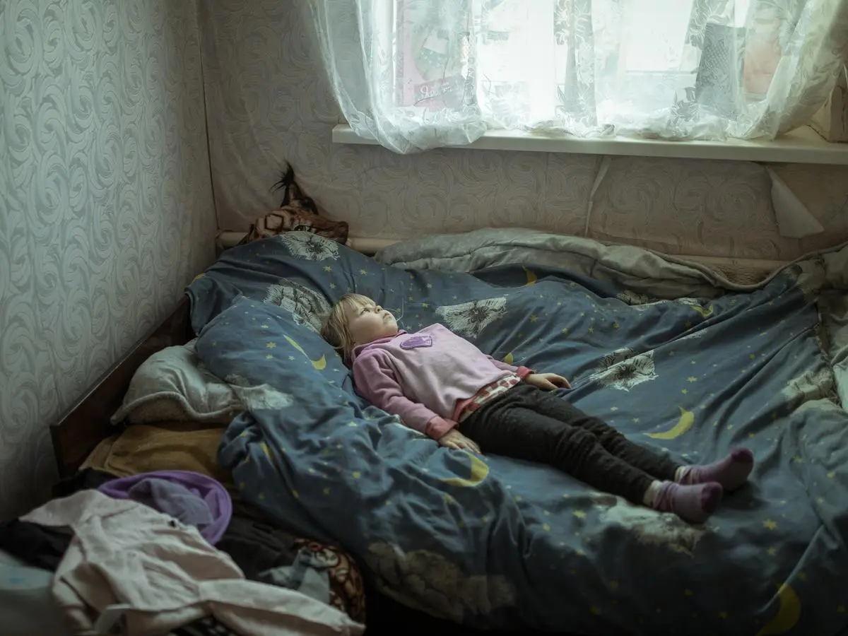 Anhelina in ihrem Zimmer.